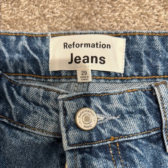 Size 29 Reformation Raye Mid Rise 6" Relaxed Jean Shorts - Picture 5 of 6